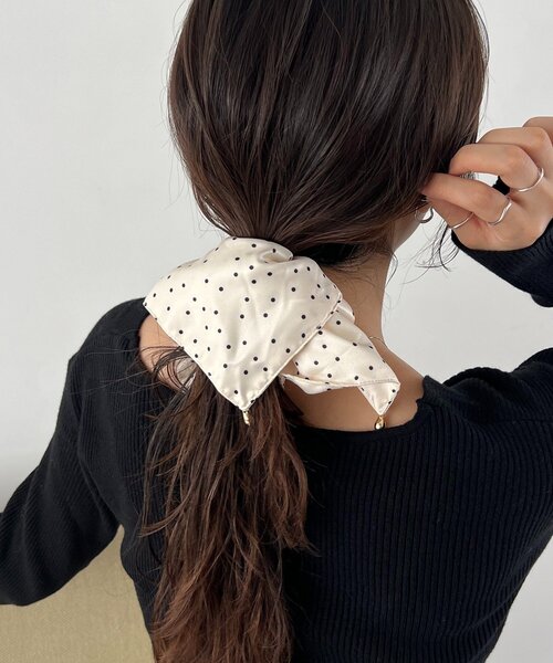 CAPRICIEUX LE'MAGE（カプリシューレマージュ）の「〈GOLDY/ゴールディ〉ドットフレアシュシュ（シュシュ・レディース・ブラック/ホワイト・FREE）」の4枚目の写真