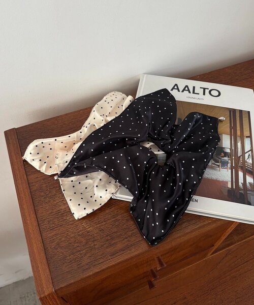 CAPRICIEUX LE'MAGE（カプリシューレマージュ）の「〈GOLDY/ゴールディ〉ドットフレアシュシュ（シュシュ・レディース・ブラック/ホワイト・FREE）」の5枚目の写真