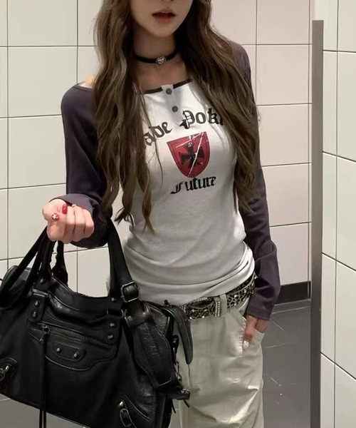 MEMECLE(メメクル)の「【 MEMECLE / メメクル 】Y2K カモ ラグラン ロングスリーブ トップス(Tシャツ/カットソー・レディース・ブラック/ホワイト/グレー・FREE)」の2枚目の写真