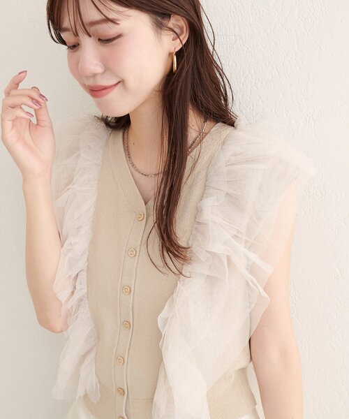 natural couture(ナチュラルクチュール)の「【WEB限定】チュールフリルニットベスト(ベスト・レディース・ベージュ/チャコールグレー/オフホワイト/ブラック・FREE)」の4枚目の写真