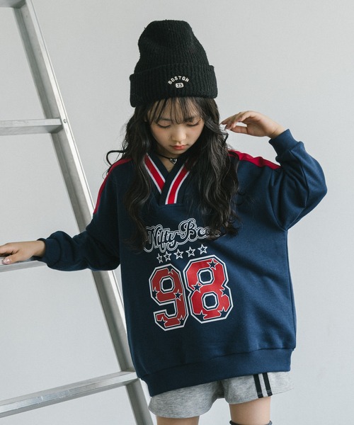 URBAN CHERRY(アーバンチェリー)の「【U.TRACK/ユードットトラック】オーバーサイズVネックロゴトップス(スウェット・キッズ・グレー/ネイビー・110cm/120cm/130cm/150cm/140cm)」の2枚目の写真