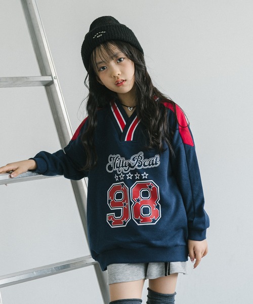 URBAN CHERRY(アーバンチェリー)の「【U.TRACK/ユードットトラック】オーバーサイズVネックロゴトップス(スウェット・キッズ・グレー/ネイビー・110cm/120cm/130cm/150cm/140cm)」の3枚目の写真
