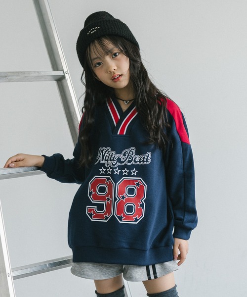URBAN CHERRY(アーバンチェリー)の「【U.TRACK/ユードットトラック】オーバーサイズVネックロゴトップス(スウェット・キッズ・グレー/ネイビー・110cm/120cm/130cm/150cm/140cm)」の4枚目の写真