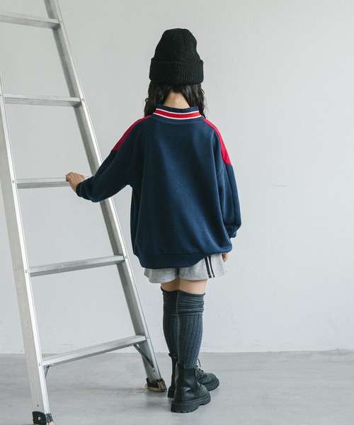 URBAN CHERRY(アーバンチェリー)の「【U.TRACK/ユードットトラック】オーバーサイズVネックロゴトップス(スウェット・キッズ・グレー/ネイビー・110cm/120cm/130cm/150cm/140cm)」の6枚目の写真