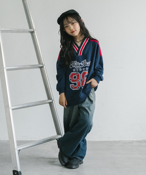 URBAN CHERRY(アーバンチェリー)の「【U.TRACK/ユードットトラック】オーバーサイズVネックロゴトップス(スウェット・キッズ・グレー/ネイビー・110cm/120cm/130cm/150cm/140cm)」の12枚目の写真