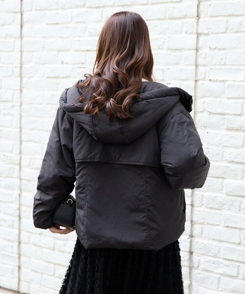 un dix cors(アンディコール)の「《大人カジュアルに》ワークフードヨークピュアダウン(ダウンジャケット/コート・レディース・ブラック/ライトベージュ・FREE)」の6枚目の写真