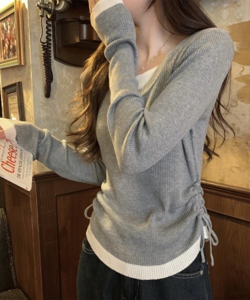 Ritzy(リッツィー)の「フェイクレイヤード配色 サイドシャーリング Uネックニット(ニット/セーター・レディース・ベージュ/モカ/グレー・FREE)」の5枚目の写真