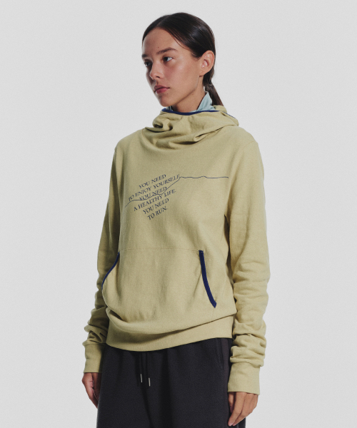 MENASOO(ミナス)の「MNS Track Binding High Neck Hoodie_Olive(パーカー・レディース・オリーブ・2/1)」の2枚目の写真