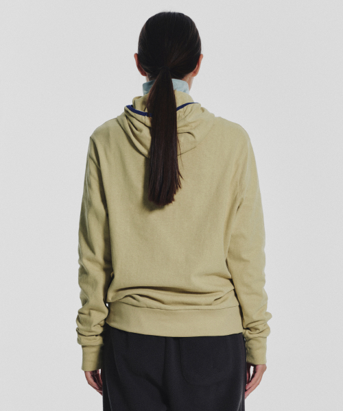MENASOO(ミナス)の「MNS Track Binding High Neck Hoodie_Olive(パーカー・レディース・オリーブ・2/1)」の3枚目の写真