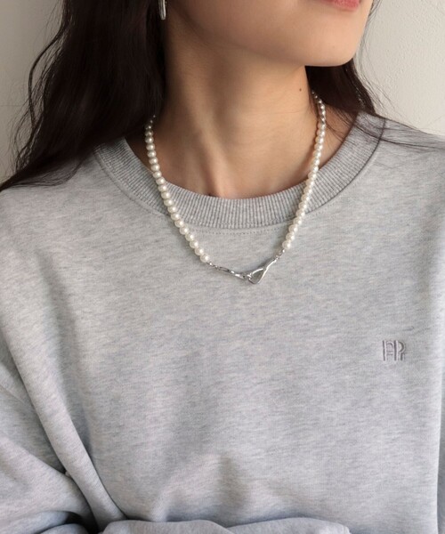 fredy emue(フレディエミュ)の「フロントメタルフックパールネックレス(ネックレス・レディース・シルバー/ゴールド・FREE)」の1枚目の写真