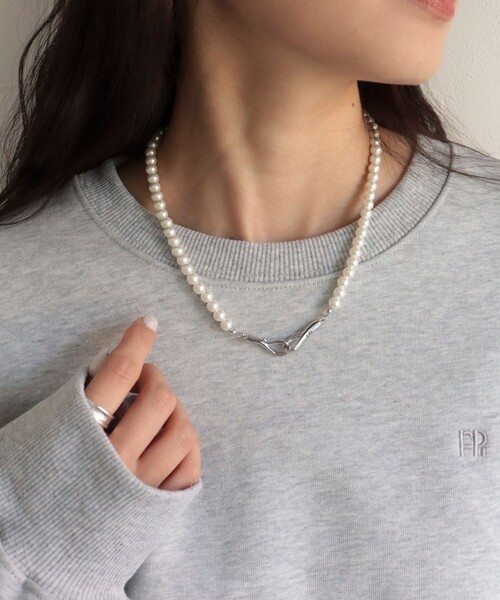 fredy emue(フレディエミュ)の「フロントメタルフックパールネックレス(ネックレス・レディース・シルバー/ゴールド・FREE)」の5枚目の写真