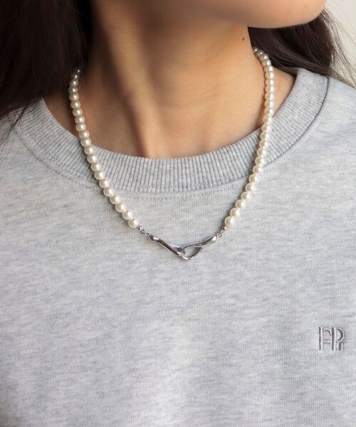 fredy emue(フレディエミュ)の「フロントメタルフックパールネックレス(ネックレス・レディース・シルバー/ゴールド・FREE)」の6枚目の写真
