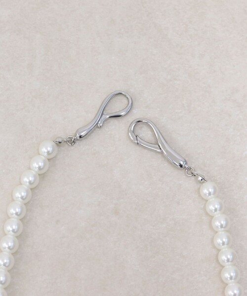 fredy emue(フレディエミュ)の「フロントメタルフックパールネックレス(ネックレス・レディース・シルバー/ゴールド・FREE)」の11枚目の写真