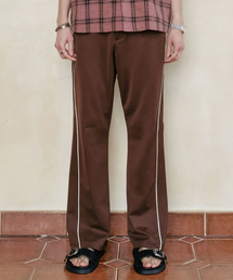 MEN IN JUNGLE（マンインジャングル）の「カーブドパイピングラインブーツカットトラックパンツ - ブラウン（スウェットパンツ）」