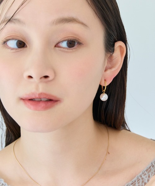 Phoebe（フィービィー）の「【金属アレルギー対応】バランスパールフープイヤリング/ステンレス/大ぶり/存在感◎/主役級（イヤリング・レディース・シルバー/イエローゴールド・FREE）」の5枚目の写真