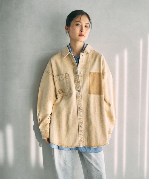 LEPSIM（レプシィム）の「刺繍BIGデニムシャツ　629846（シャツ/ブラウス・レディース・ライトベージュ/ブルー/ライトブルー/ダークカーキ/ピンク・FREE）」の2枚目の写真