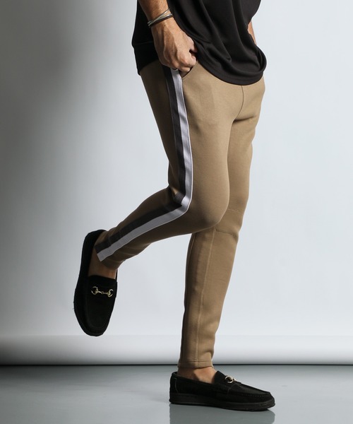 The DUFFER of ST.GEORGE（ザダファーオブセントジョージ）の「【WEB限定アイテム】SIDE LINE SLIM PANTS：ダンボールニット サイドライン スリムパンツ（スウェットパンツ・メンズ・グレー/ブラック/ベージュ・X-LARGE/LARGE/MEDIUM/SMALL）」の3枚目の写真