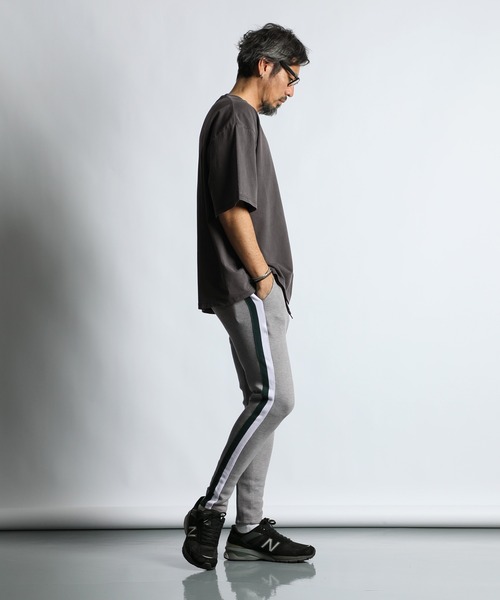 The DUFFER of ST.GEORGE（ザダファーオブセントジョージ）の「【WEB限定アイテム】SIDE LINE SLIM PANTS：ダンボールニット サイドライン スリムパンツ（スウェットパンツ・メンズ・グレー/ブラック/ベージュ・X-LARGE/LARGE/MEDIUM/SMALL）」の7枚目の写真