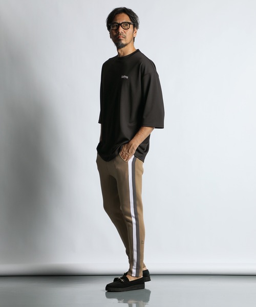 The DUFFER of ST.GEORGE（ザダファーオブセントジョージ）の「【WEB限定アイテム】SIDE LINE SLIM PANTS：ダンボールニット サイドライン スリムパンツ（スウェットパンツ・メンズ・グレー/ブラック/ベージュ・X-LARGE/LARGE/MEDIUM/SMALL）」の9枚目の写真