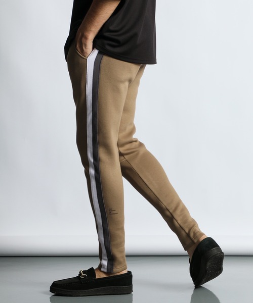 The DUFFER of ST.GEORGE（ザダファーオブセントジョージ）の「【WEB限定アイテム】SIDE LINE SLIM PANTS：ダンボールニット サイドライン スリムパンツ（スウェットパンツ・メンズ・グレー/ブラック/ベージュ・X-LARGE/LARGE/MEDIUM/SMALL）」の8枚目の写真