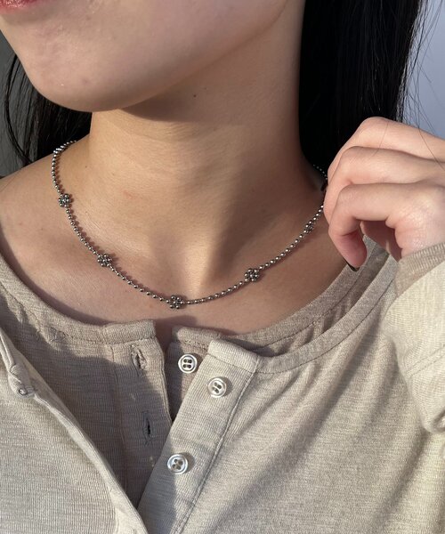 GOLDY(ゴールディ)の「〈GOLDY/ゴールディ〉フラワーボールチェーンネックレス(ネックレス・レディース・ゴールド/シルバー・FREE)」の3枚目の写真