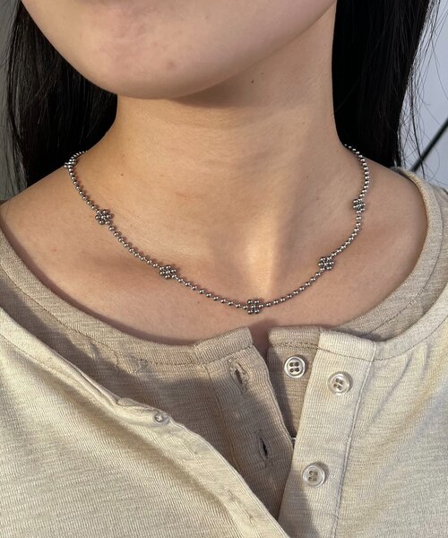 GOLDY(ゴールディ)の「〈GOLDY/ゴールディ〉フラワーボールチェーンネックレス(ネックレス・レディース・ゴールド/シルバー・FREE)」の4枚目の写真