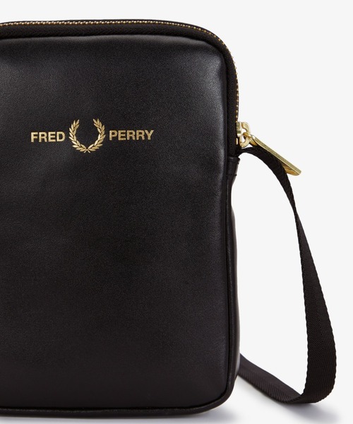 FRED PERRY(フレッドペリー)の「Smooth Leather Small Side Bag/スムースレザーサイドバッグ(ショルダーバッグ・メンズ・ブラック・ONE SIZE)」の7枚目の写真