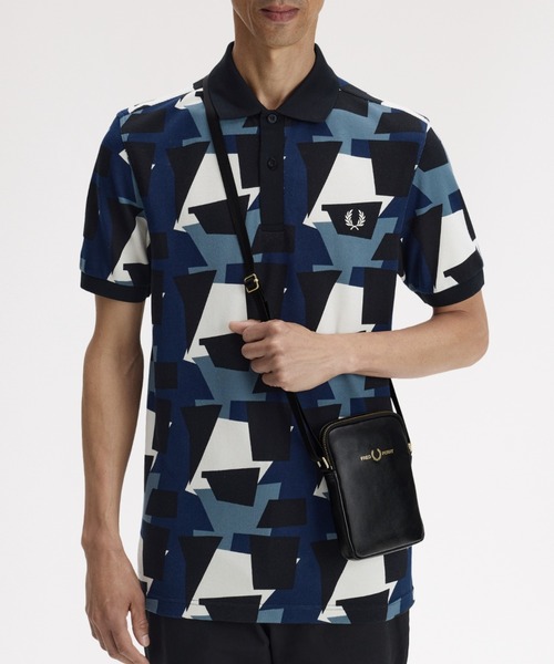 FRED PERRY(フレッドペリー)の「Smooth Leather Small Side Bag/スムースレザーサイドバッグ(ショルダーバッグ・メンズ・ブラック・ONE SIZE)」の2枚目の写真