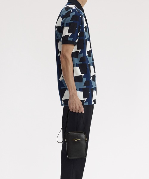 FRED PERRY(フレッドペリー)の「Smooth Leather Small Side Bag/スムースレザーサイドバッグ(ショルダーバッグ・メンズ・ブラック・ONE SIZE)」の3枚目の写真