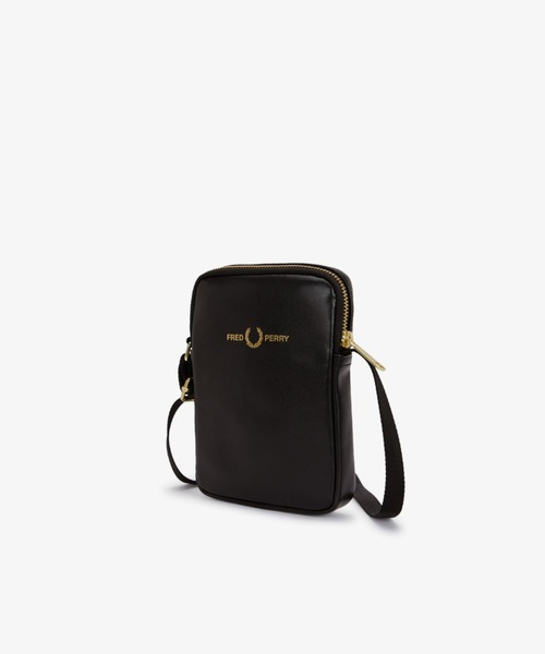 FRED PERRY(フレッドペリー)の「Smooth Leather Small Side Bag/スムースレザーサイドバッグ(ショルダーバッグ・メンズ・ブラック・ONE SIZE)」の4枚目の写真