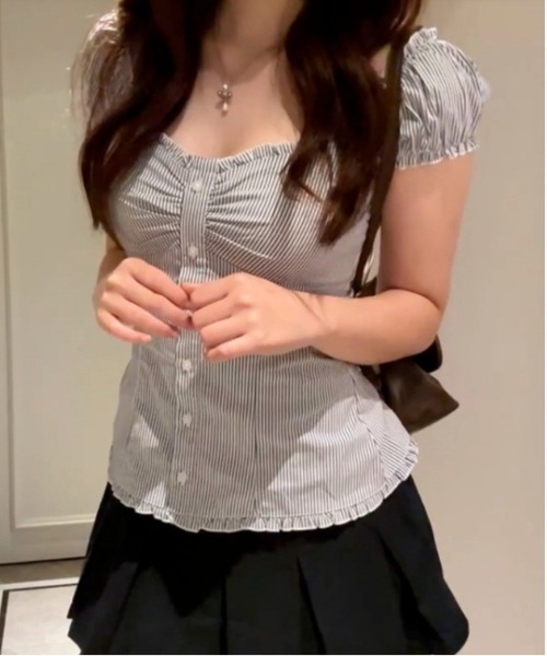 Vini（ヴィニ）の「フリルボタン スリムリブトップス（Tシャツ/カットソー・レディース・ホワイト/グレー×ホワイト・MEDIUM）」の3枚目の写真