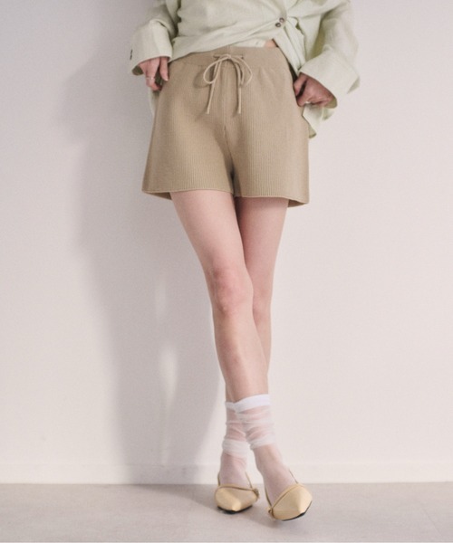 SOYEN(ソイエン)の「リブニットブルマショートパンツ/セットアップ可(その他パンツ・レディース・ベージュ/チャコール・F)」の4枚目の写真