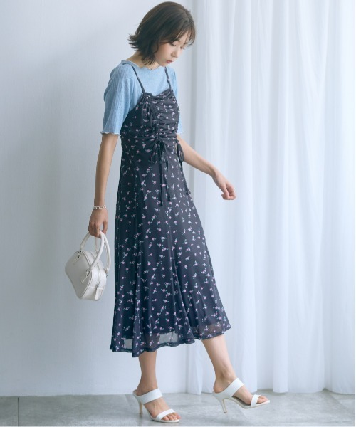 marun（マルン）の「＜大きいサイズ＞フラワープリントドロストキャミワンピース marun（ワンピース・レディース・ピンク/ブラック・3L/LL/4L/L/5L）」の2枚目の写真