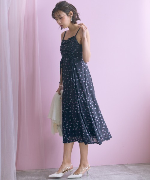 marun（マルン）の「＜大きいサイズ＞フラワープリントドロストキャミワンピース marun（ワンピース・レディース・ピンク/ブラック・3L/LL/4L/L/5L）」の17枚目の写真