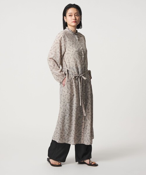 A DAY IN THE LIFE UNITED ARROWS(アデイインザライフユナイテッドアローズ)の「プリント フリルネック シャツワンピース <A DAY IN THE LIFE>(ワンピース・レディース・ベージュ/ネイビー/その他1・FREE)」の4枚目の写真