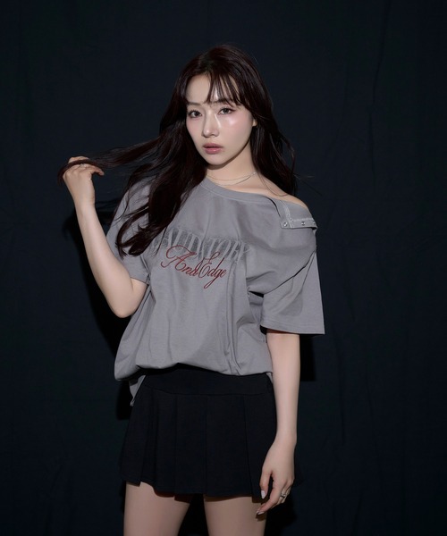 ANDGEEBEE(アンジービー)の「スプレープリントTシャツ(Tシャツ/カットソー・レディース・チャコールグレー/アッシュブラウン・FREE)」の1枚目の写真