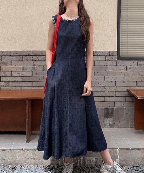 &soiree(アンドソワレ)の「デニム風ノースリーブビジューワンピース(ワンピース・レディース・インディゴブルー・X-LARGE/LARGE/MEDIUM/SMALL)」の2枚目の写真