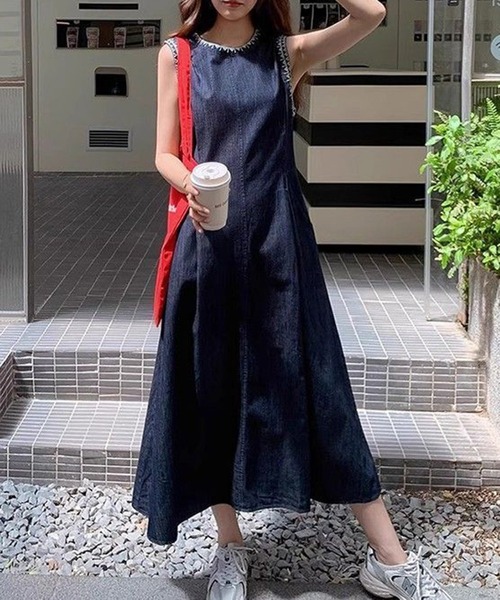 &soiree(アンドソワレ)の「デニム風ノースリーブビジューワンピース(ワンピース・レディース・インディゴブルー・X-LARGE/LARGE/MEDIUM/SMALL)」の3枚目の写真