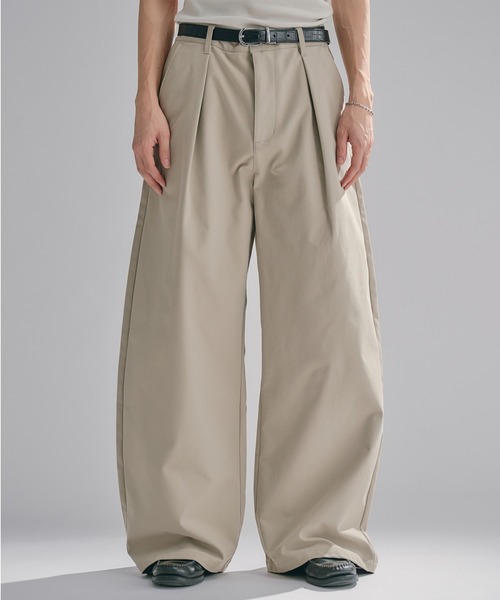 Adoon plain(アドーンプレーン)の「Chino-Like Tuck Curve Slacks チノライクカーブスラックス(スラックス・メンズ・オリーブ/ベージュ・LARGE/MEDIUM/SMALL)」の1枚目の写真