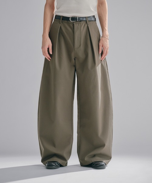 Adoon plain(アドーンプレーン)の「Chino-Like Tuck Curve Slacks チノライクカーブスラックス(スラックス・メンズ・オリーブ/ベージュ・LARGE/MEDIUM/SMALL)」の3枚目の写真