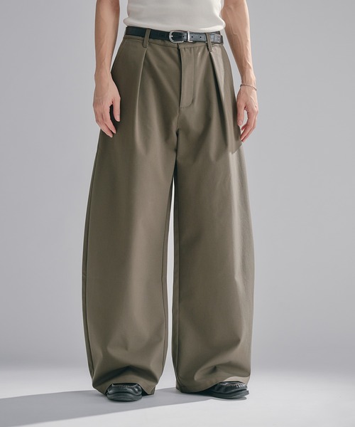 Adoon plain(アドーンプレーン)の「Chino-Like Tuck Curve Slacks チノライクカーブスラックス(スラックス・メンズ・オリーブ/ベージュ・LARGE/MEDIUM/SMALL)」の4枚目の写真