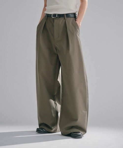 Adoon plain(アドーンプレーン)の「Chino-Like Tuck Curve Slacks チノライクカーブスラックス(スラックス・メンズ・オリーブ/ベージュ・LARGE/MEDIUM/SMALL)」の5枚目の写真