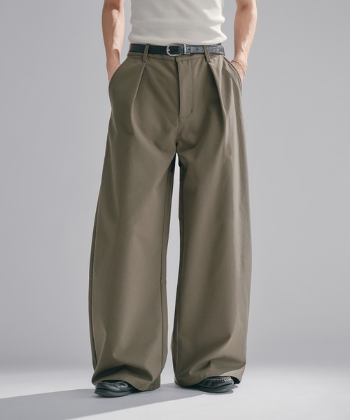 Adoon plain(アドーンプレーン)の「Chino-Like Tuck Curve Slacks チノライクカーブスラックス(スラックス・メンズ・オリーブ/ベージュ・LARGE/MEDIUM/SMALL)」の12枚目の写真