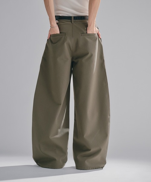 Adoon plain(アドーンプレーン)の「Chino-Like Tuck Curve Slacks チノライクカーブスラックス(スラックス・メンズ・オリーブ/ベージュ・LARGE/MEDIUM/SMALL)」の6枚目の写真