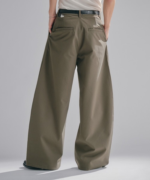 Adoon plain(アドーンプレーン)の「Chino-Like Tuck Curve Slacks チノライクカーブスラックス(スラックス・メンズ・オリーブ/ベージュ・LARGE/MEDIUM/SMALL)」の7枚目の写真