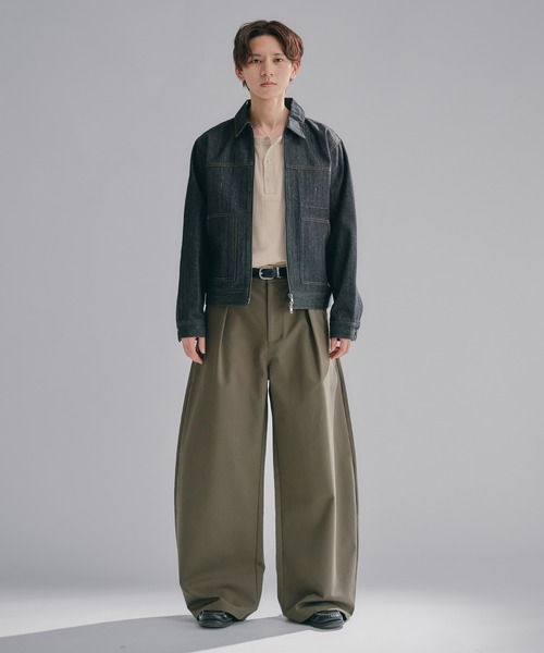 Adoon plain(アドーンプレーン)の「Chino-Like Tuck Curve Slacks チノライクカーブスラックス(スラックス・メンズ・オリーブ/ベージュ・LARGE/MEDIUM/SMALL)」の13枚目の写真