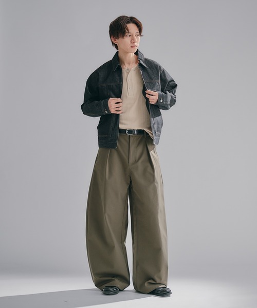 Adoon plain(アドーンプレーン)の「Chino-Like Tuck Curve Slacks チノライクカーブスラックス(スラックス・メンズ・オリーブ/ベージュ・LARGE/MEDIUM/SMALL)」の14枚目の写真