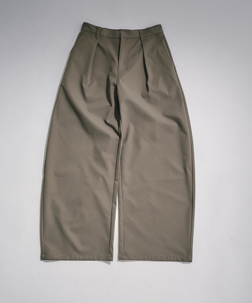 Adoon plain(アドーンプレーン)の「Chino-Like Tuck Curve Slacks チノライクカーブスラックス(スラックス・メンズ・オリーブ/ベージュ・LARGE/MEDIUM/SMALL)」の8枚目の写真