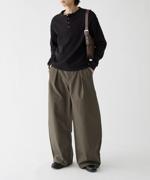 Adoon plain(アドーンプレーン)の「Chino-Like Tuck Curve Slacks チノライクカーブスラックス(スラックス・メンズ・オリーブ/ベージュ・LARGE/MEDIUM/SMALL)」の21枚目の写真