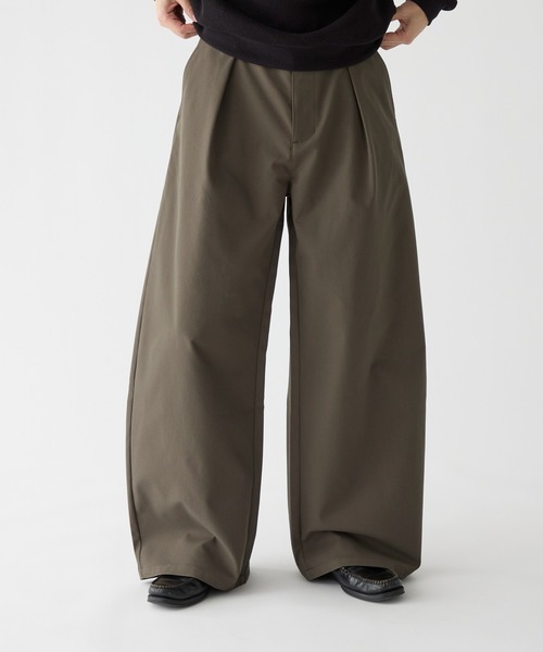 Adoon plain(アドーンプレーン)の「Chino-Like Tuck Curve Slacks チノライクカーブスラックス(スラックス・メンズ・オリーブ/ベージュ・LARGE/MEDIUM/SMALL)」の19枚目の写真